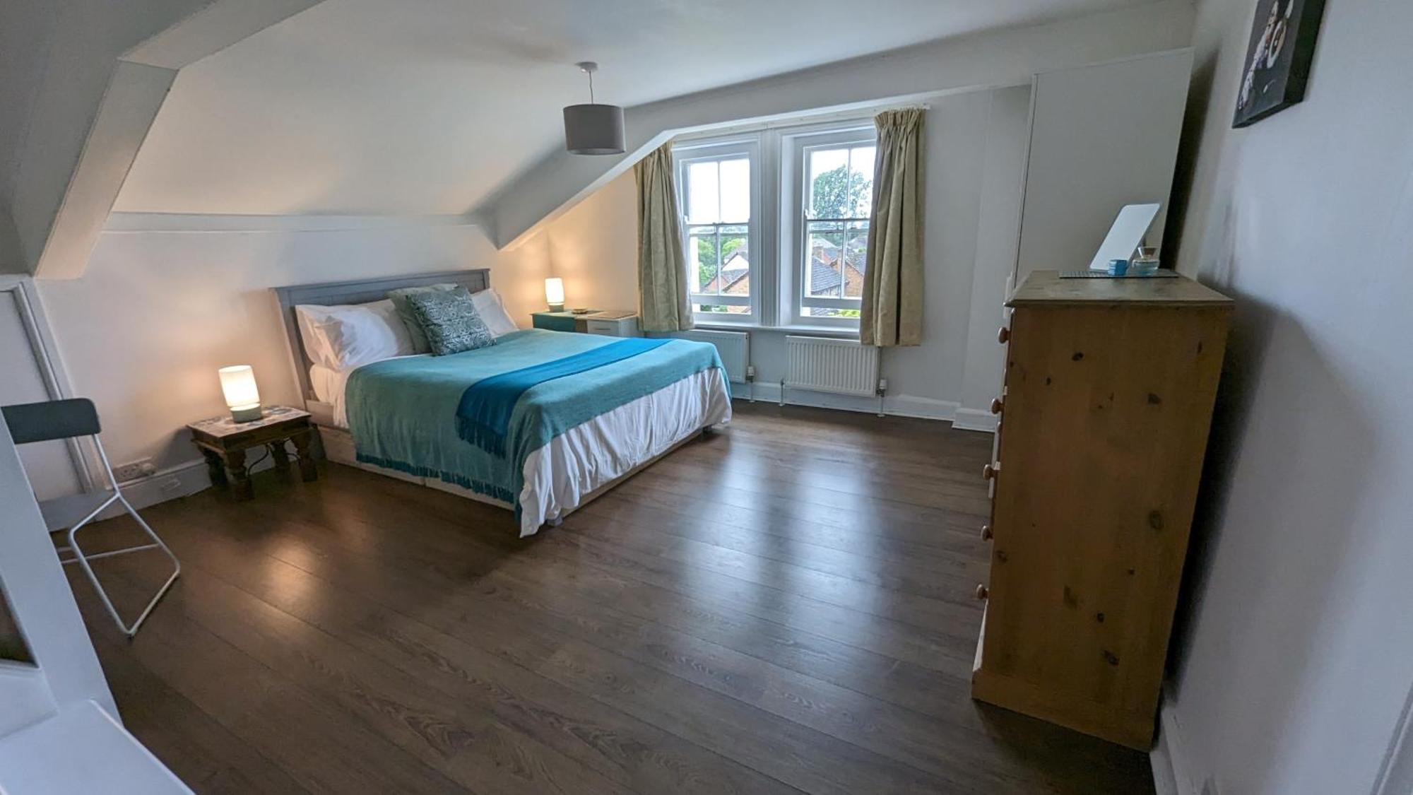 Cotswold Vip Regency Apartment *