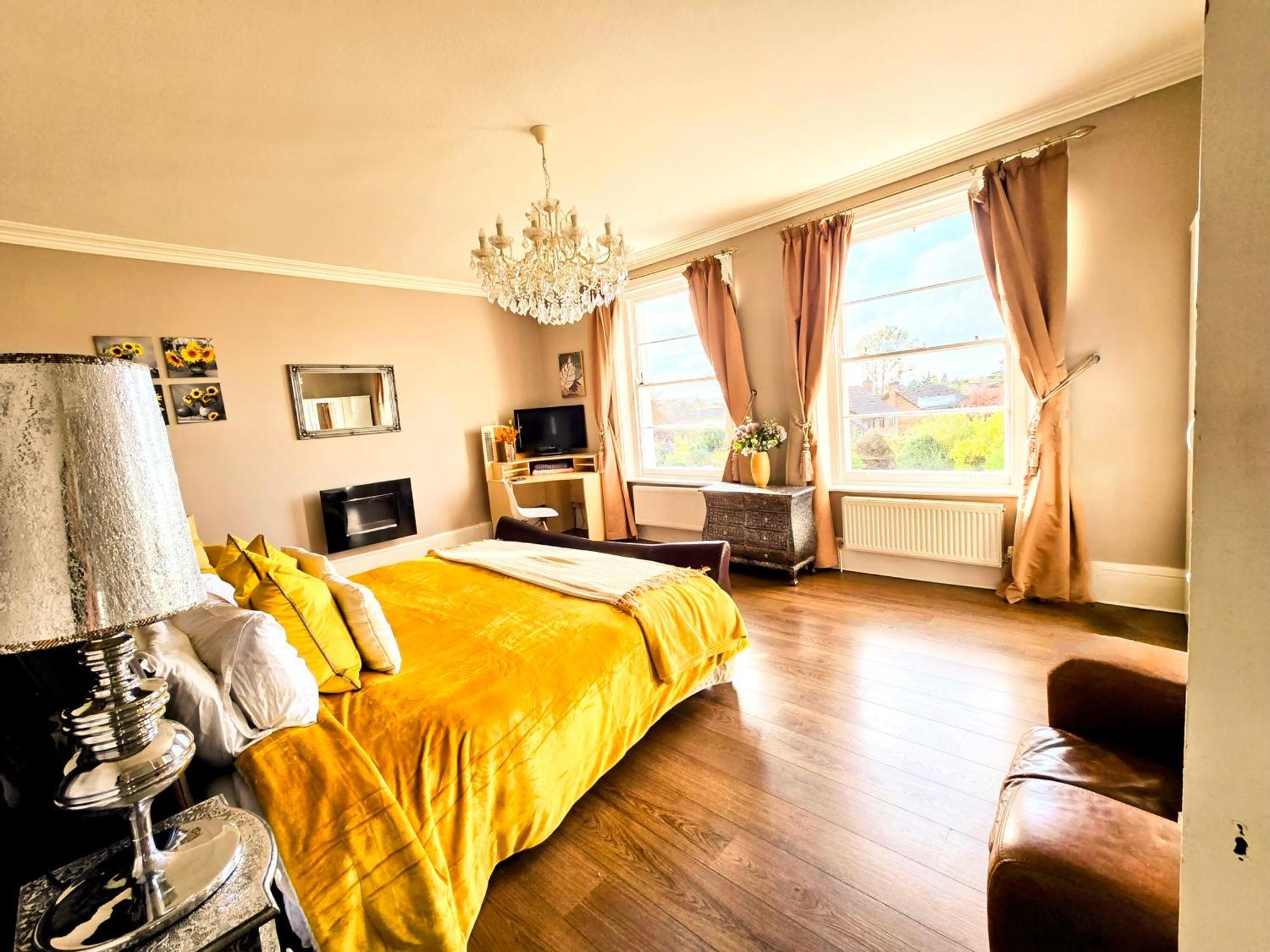 Cotswold Vip Regency Apartment
